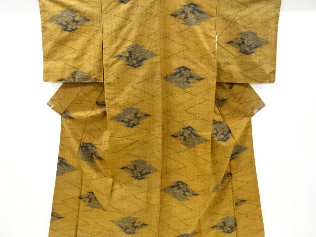 リサイクル　松皮菱に亀甲・菊模様織り出し手織り紬着物